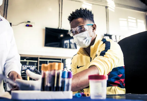 Andrés Ibarguen realizando las pruebas de Covid-19