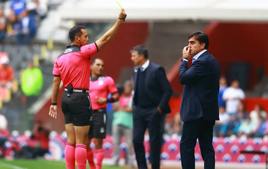 Quinteros es amonesado en duelo ante Cruz Azul