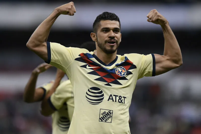 Henry Martín en celebración de gol