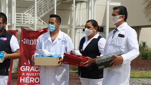 El personal médico con el donativo