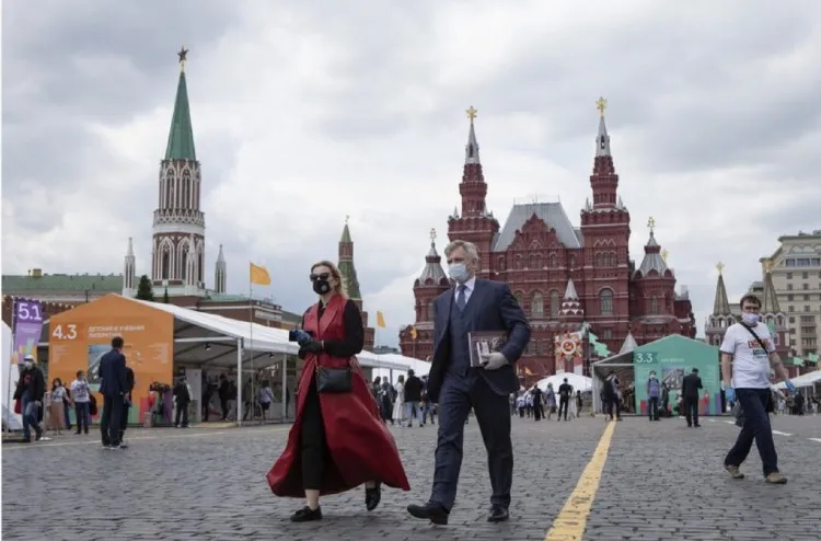 La gente vuelve a trabajar en las calles en Moscú