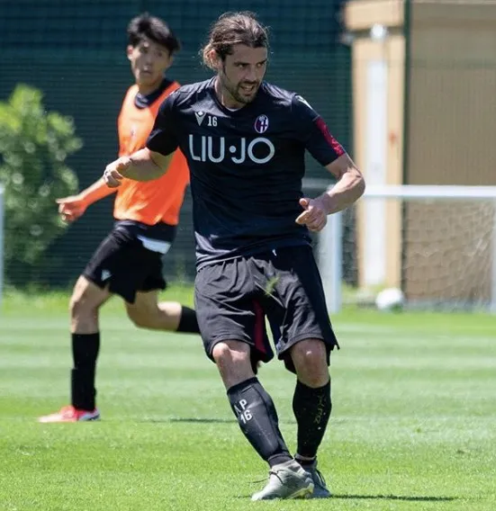 INSTAGRAM@officialbolognafc Andrea Poli en un entrenamiento con Bolonia