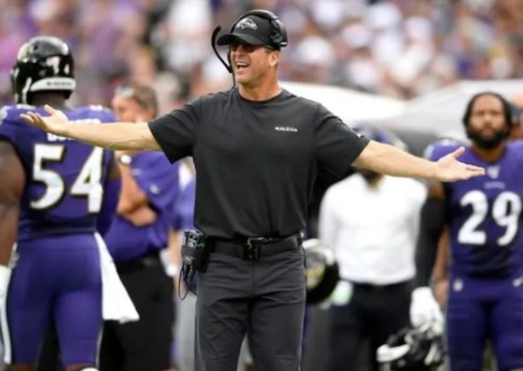 Harbaugh reclama una jugada en un juego de los Ravens