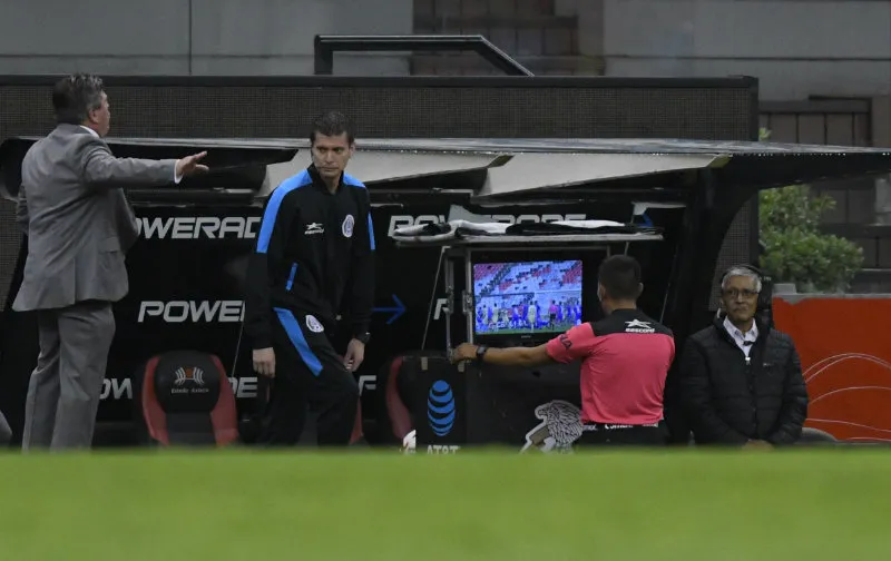 IMAGO7 Árbitro revisa jugada en partido de Liga MX