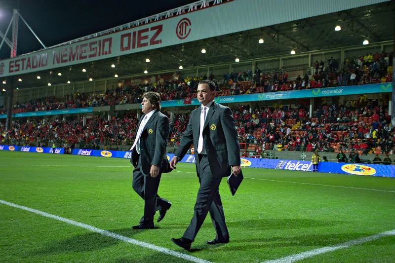 Santiago y Miguel Herrera previo a un partido