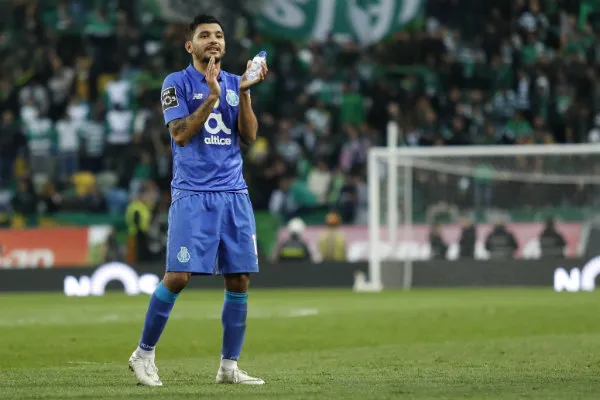 Jesús 'Tecatito' Corona en acción con el Porto