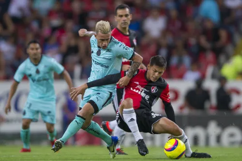 Ortega y Brian Lozano disputan un balón