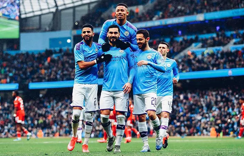 Jugadores de Man City celebran un gol en Premier