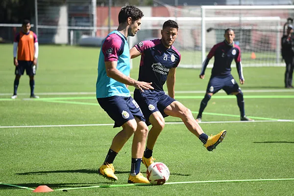 IMAGO7 Briseño y Mier disputan el balón