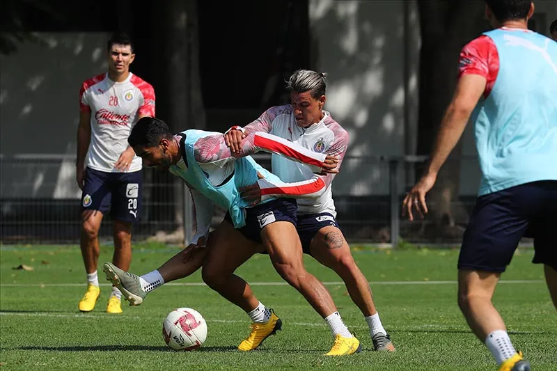 Jugadores de Chivas durante un entrenamiento en Verde Valle