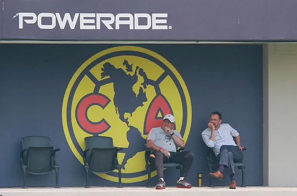 IMAGO7 Miguel Herrera junto a Santiago Baños en una práctica