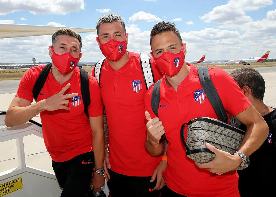 El mediocampista llegando a Pamplona para el duelo ante Osasuna
