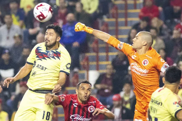 El arquero sale a cortar un balón en un Xolos vs América