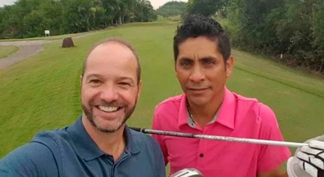 Campos y García posan en un campo de golf