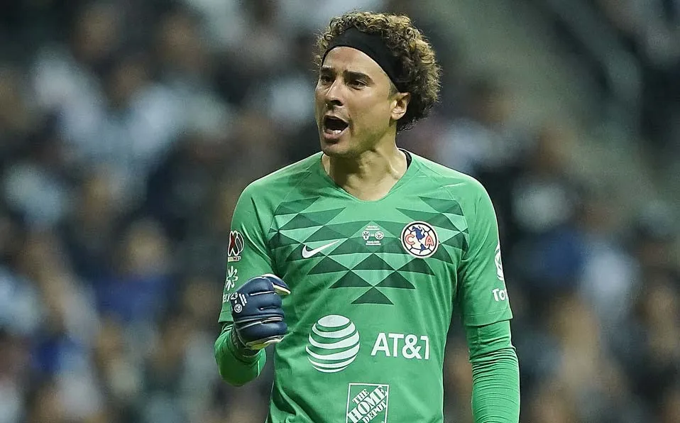 Guillermo Ochoa, durante un juego de las Águilas