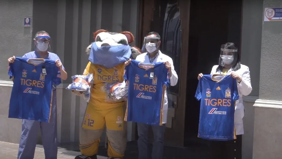 Personal médico con playeras de Tigres