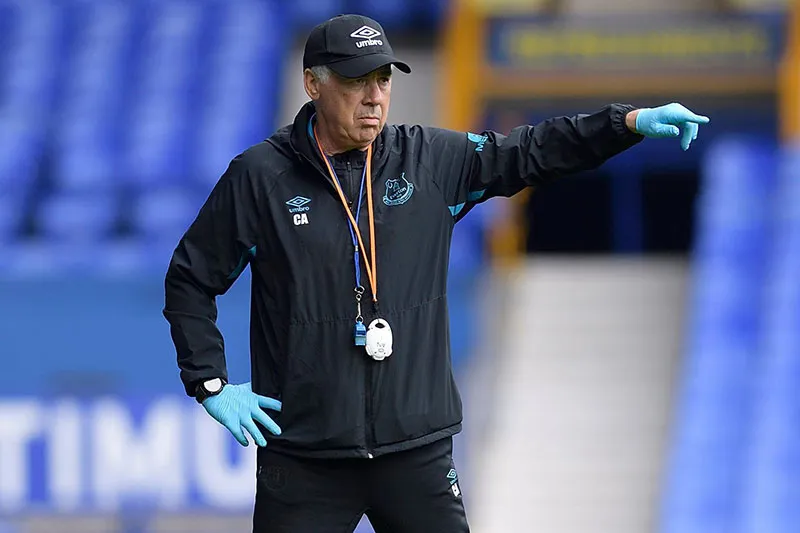 Ancelotti dirige un entrenamiento del Everton