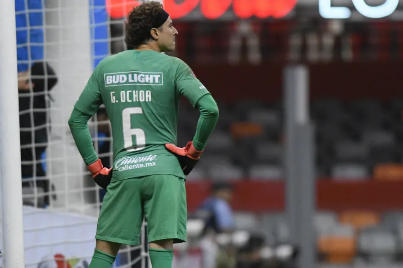 Memo Ochoa durante partido con América