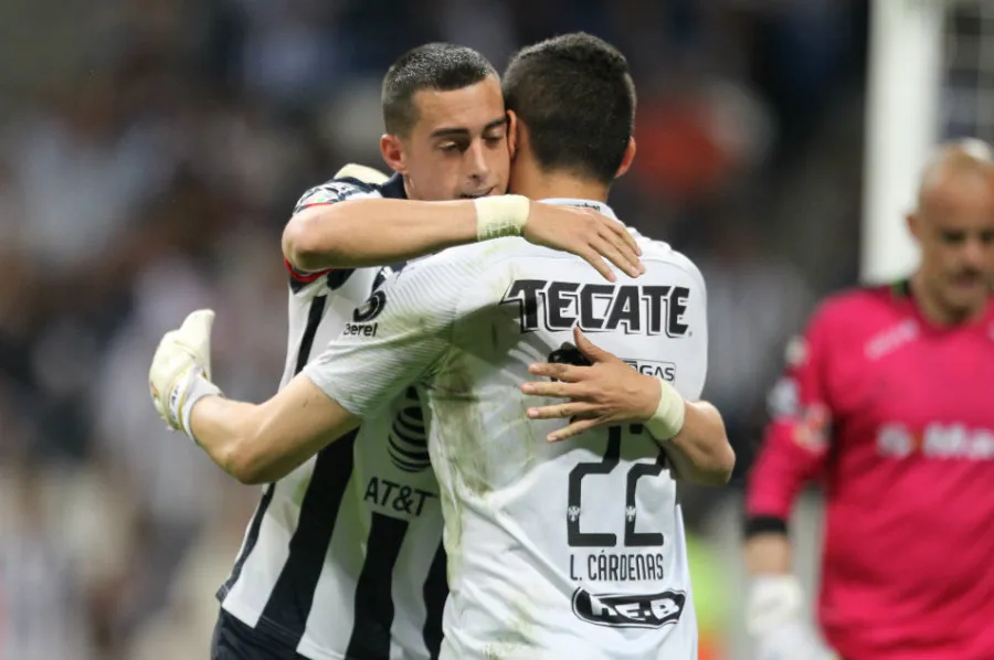 El Mellizo festeja con Luis Cárdenas