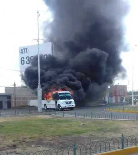 Camión es incendiado por el crimen organizado