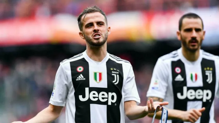 AP Pjanic durante un partido de la Serie A junto a Bonucci