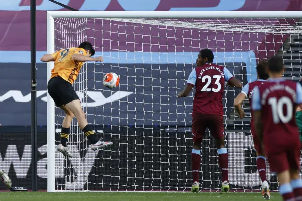 Raúl Jiménez anotando un gol con Wolverhampton