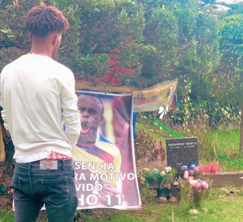 INSTAGRAM:@FABIANOBENITEZ11 Fabiano Benítez en la tumba de su padre