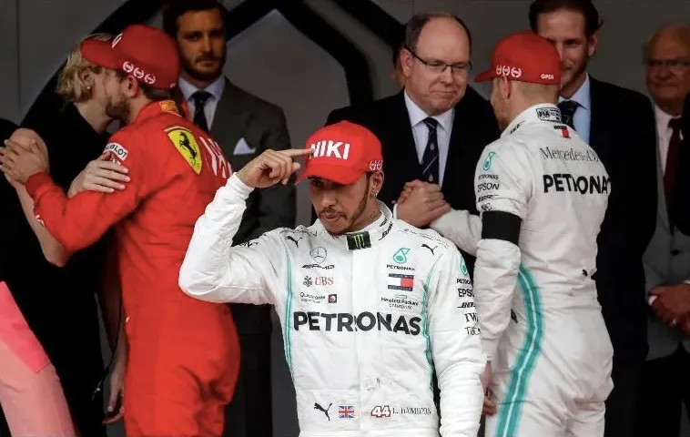 Hamilton homenajeando a Nikki Lauda tras su muerte