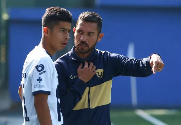 Gerardo Galindo da indicaciones a su pupilo