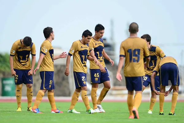 Jugadores de Pumas Morelos en un juego