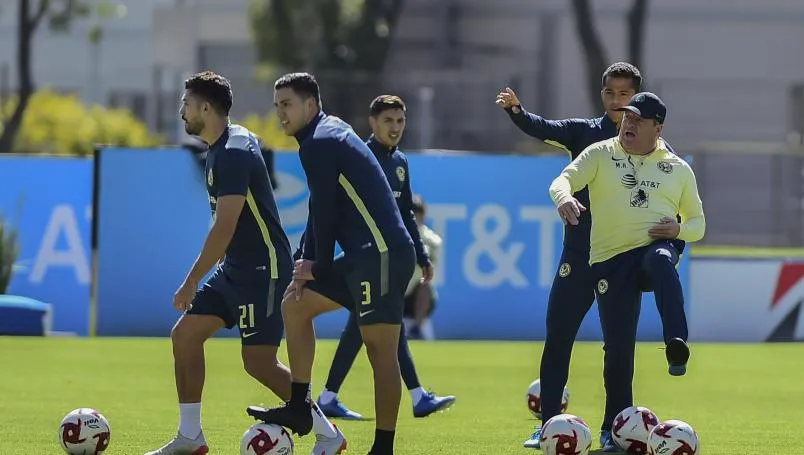 Miguel Herrera y sus pupilos, durante un entrenamiento azulcrema