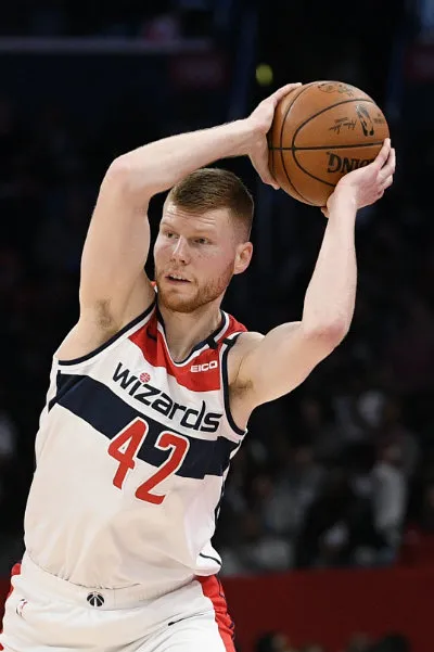 El letón durante un juego de los Wizards