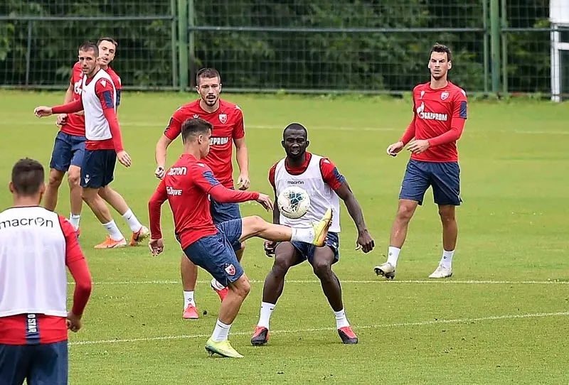 Futbolistas del club serbio durante una práctica