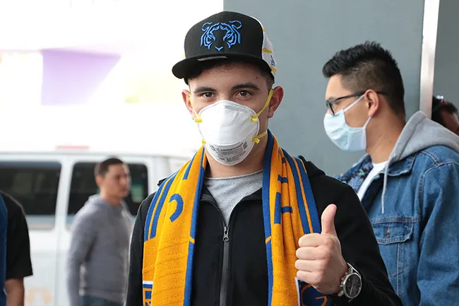 IMAGO7 Leo Fernández, en su llegada al aeropuerto para reportar con Tigres