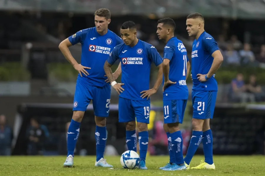 Jugadores de Cruz Azul durante un partido en el Azteca