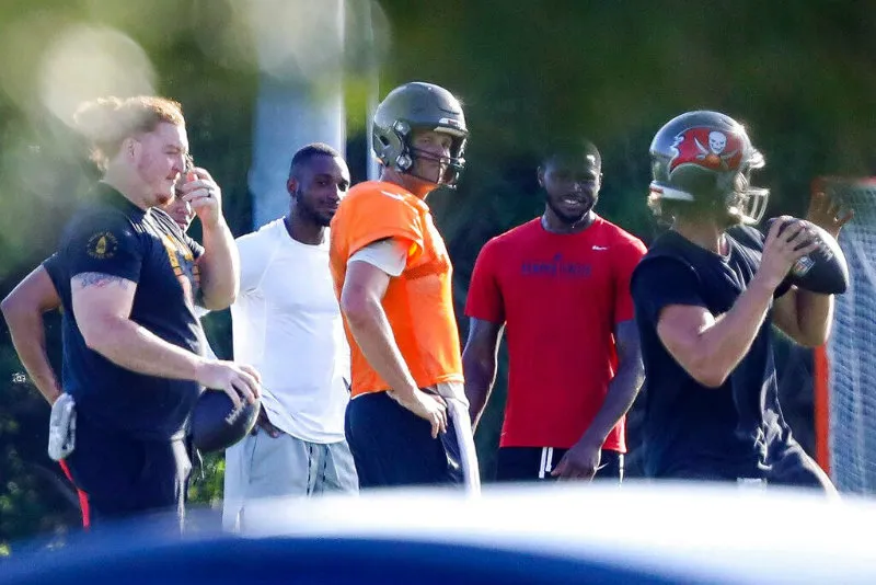 El mariscal de campo de Tampa en su práctica con compañeros