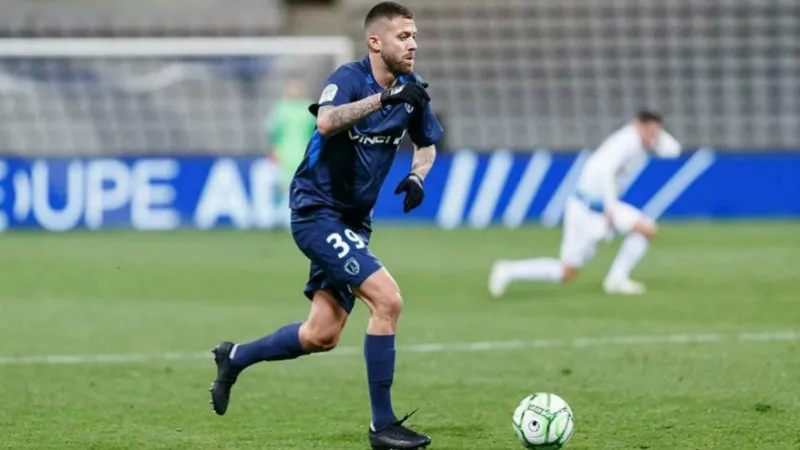 Menéz en partido con Paris FC