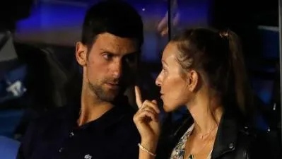 AP Nole platica con su esposa durante un juego del Adria Tour