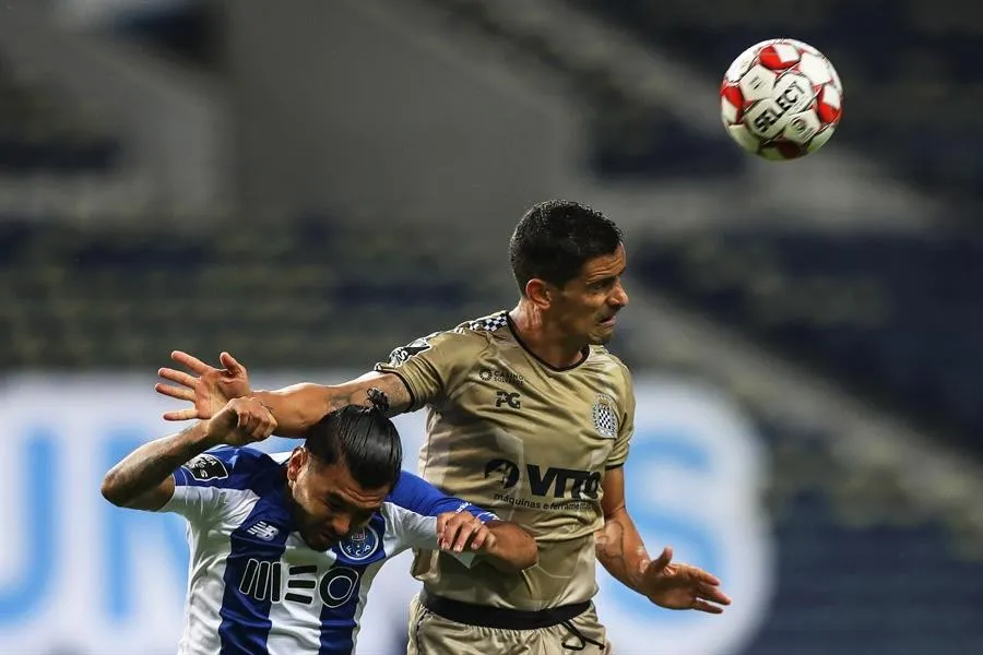 Corona pelea por un balón en el juego ante Boavista