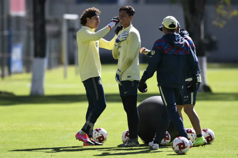 Tapia en entrenamiento con Memo Ochoa