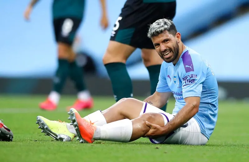 El Kun se agarra la rodilla tras sufrir lesión