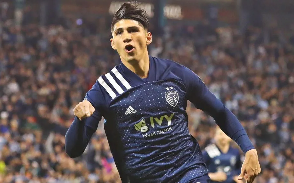 SPORTING KANSAS CITY Alan Pulido celebra un gol con el Sporting KC