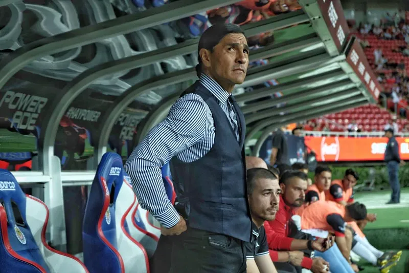 El Gatillero observa un partido desde el banquillo