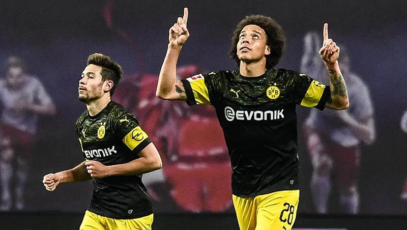 Axel Witsel festeja un tanto con el Borussia Dortmund