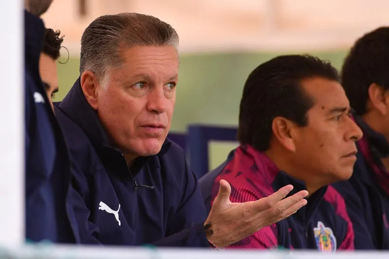 El director deportivo del Rebaño observando un partido