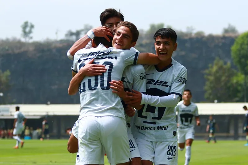 Jugadores de la Sub 17 celebrando un gol