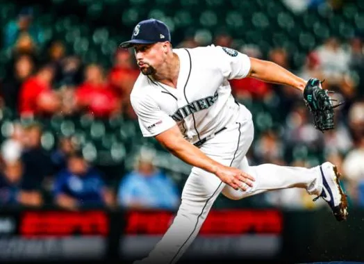 Dan Altavilla lanza la bola en un juego de los Mariners