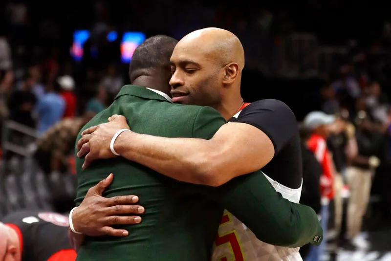 El escolta abraza a un excompañero