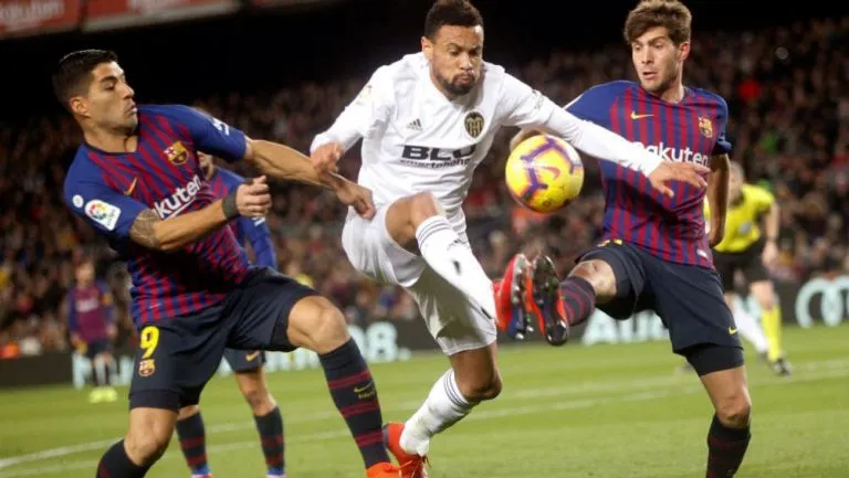 Sergi Roberto y Suárez intentan detener a Francis Coquelin