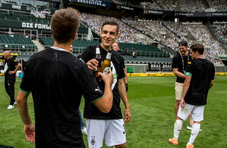 ESPECIAL Jugadores del Gladbach celebran su pase a Champions